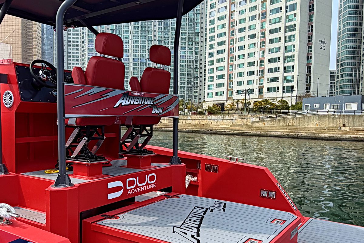 Saddle-style seats on the adventure boat