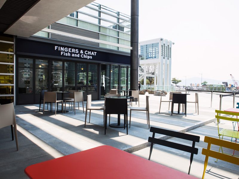 Fingers & Chat, a terrace restaurant with sea views
