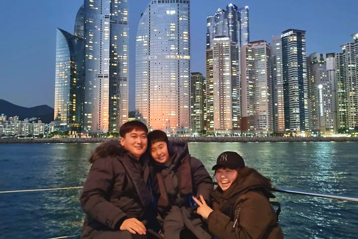 Guests in front of the Marine City night view